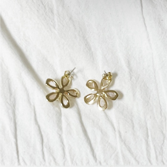 NWT NORDSTROM Flower Stud Earrings - Picture 4 of 4